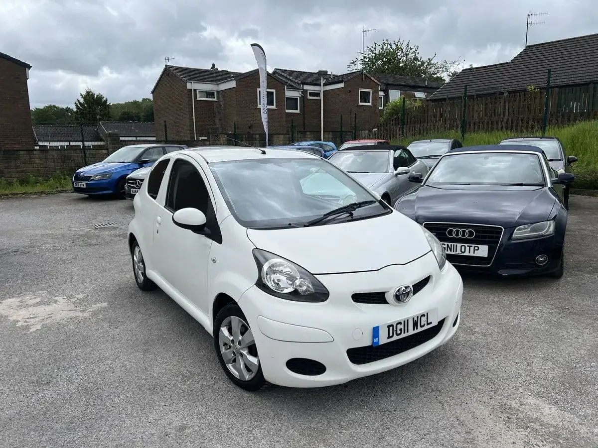 Used Toyota Aygo 68 HP (50 kW) 2011 White Hatchback