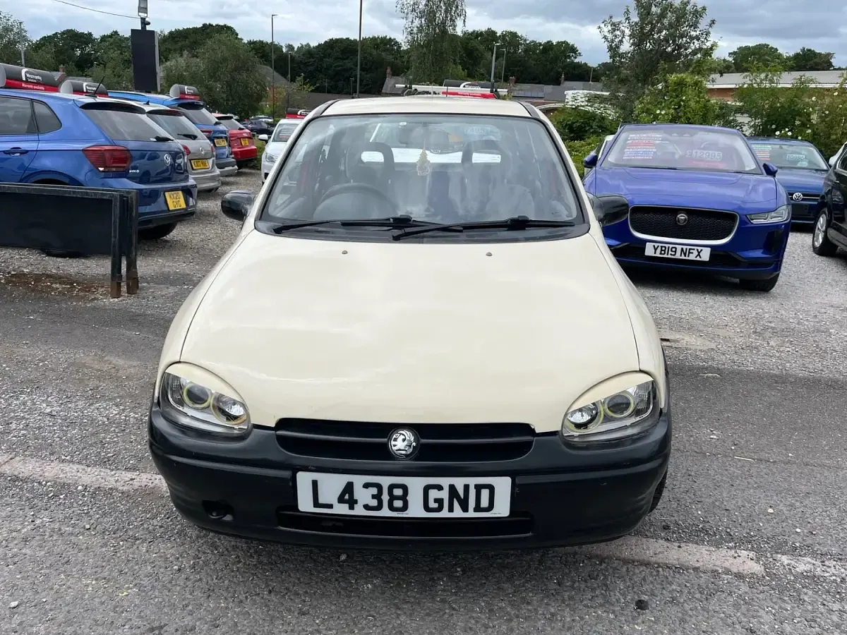 Used Vauxhall Corsa 67 HP (49 kW) 1994 Cream Hatchback