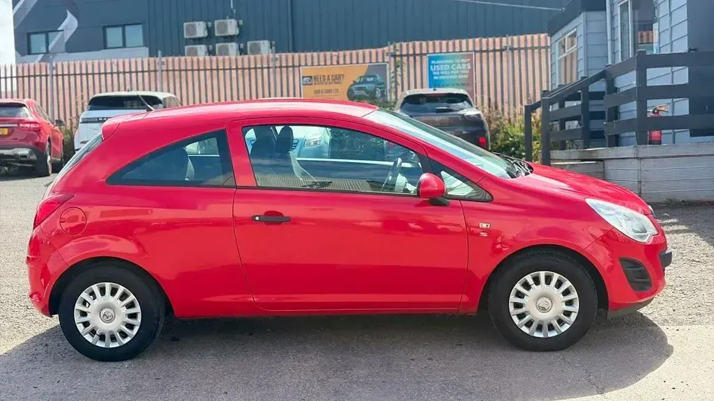 Used Vauxhall Corsa S 65 HP (47 kW) 2013 Red Hatchback