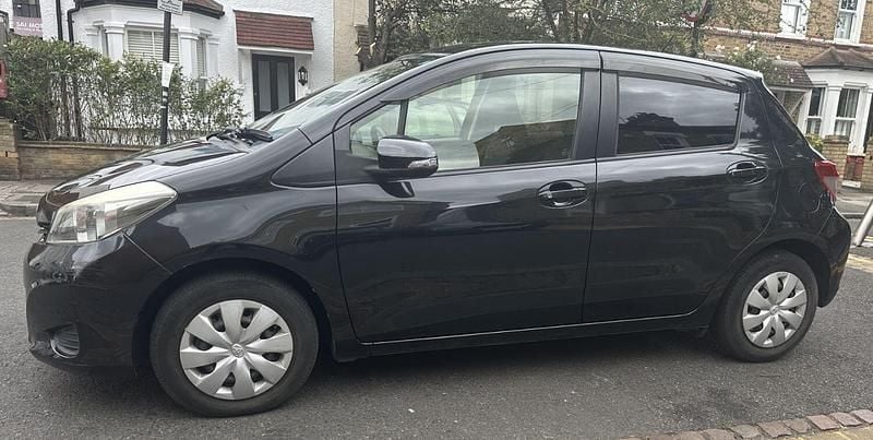Used Toyota Yaris 99 HP (72 kW) 2013 Black Hatchback