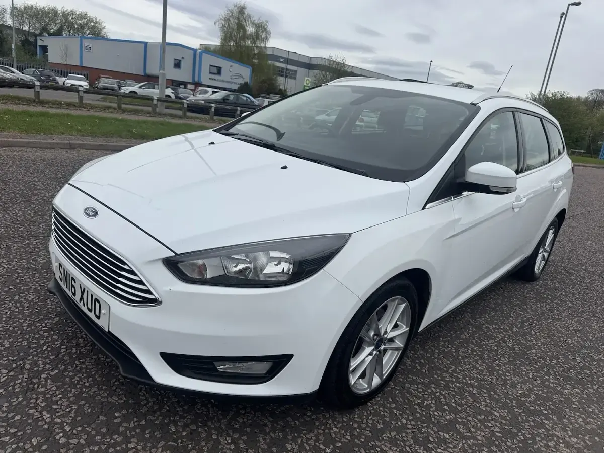 Used Ford Focus Zetec 120 HP (88 kW) 2016 White Estate