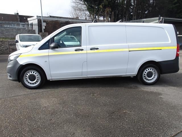 Begagnad Mercedes Vito Progressive 2022 Vit Van