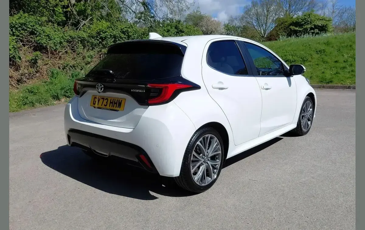Used Toyota Yaris 113 HP (83 kW) 2023 White Hatchback