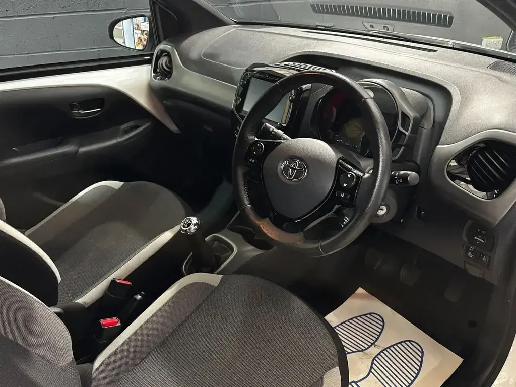 Used Toyota Aygo Trend 71 HP (52 kW) 2021 White Hatchback