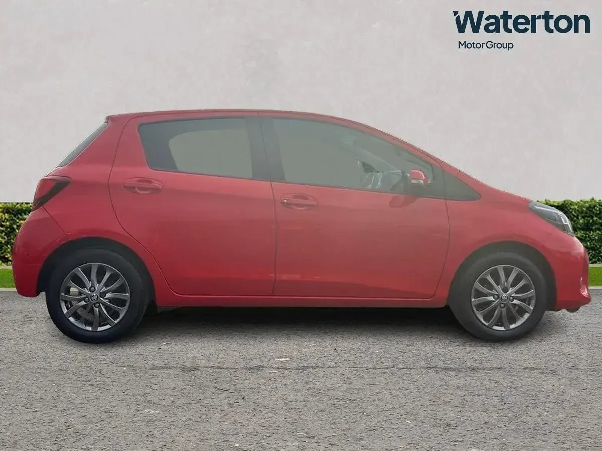 Used Toyota Yaris 99 HP (72 kW) 2017 Red Hatchback