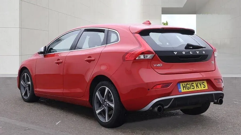 Used Volvo V40 R-Design 150 HP (110 kW) 2015 Red Hatchback
