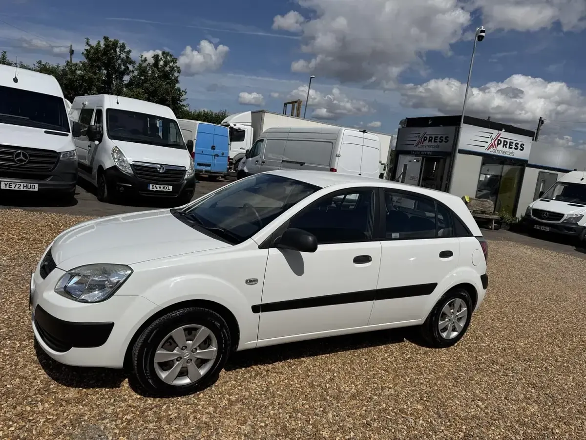 Used Kia Rio 2009 White Hatchback