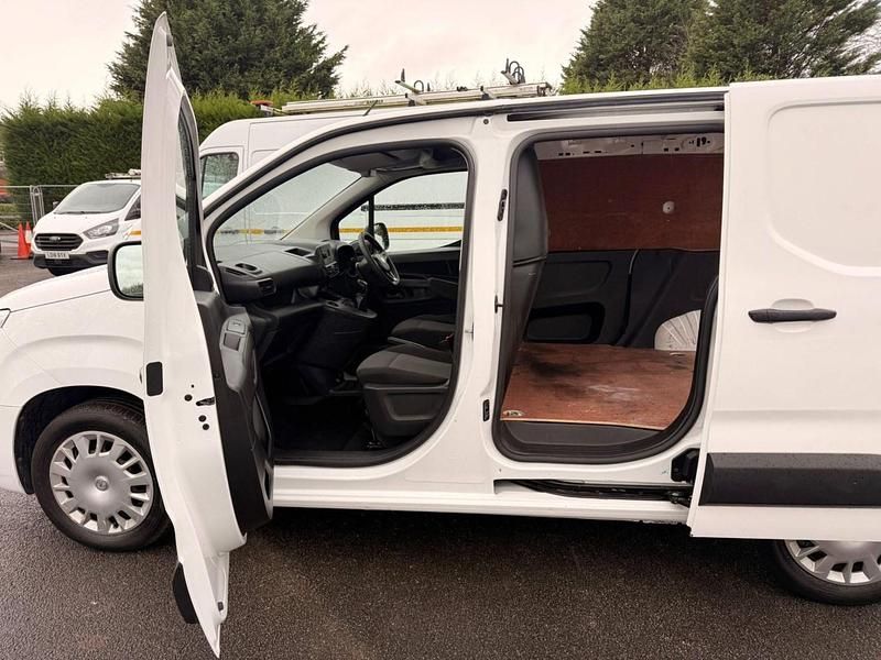 Used Vauxhall Combo Sportive 100 HP (73 kW) 2020 White MPV