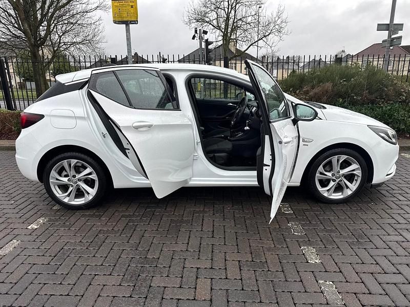 Used Vauxhall Astra Design Edition 125 HP (91 kW) 2017 White Hatchback