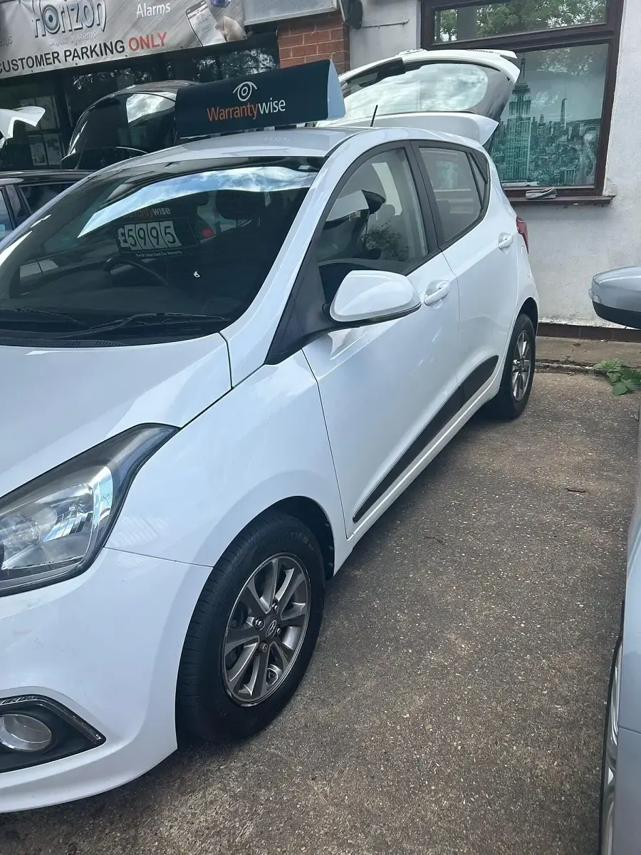Used Hyundai i10 Premium 67 HP (49 kW) 2015 White Hatchback