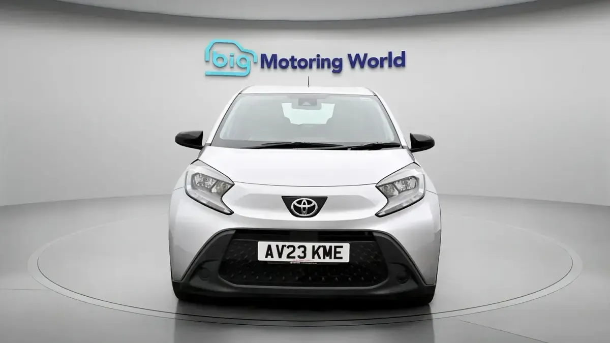 Usado Toyota Aygo X PURE 71 HP (52 kW) 2023 Prateado SUV