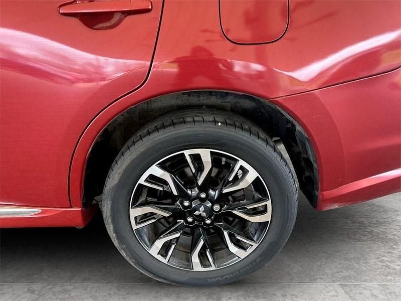 Used Mitsubishi Outlander P-HEV 200 HP (147 kW) 2016 Red Estate