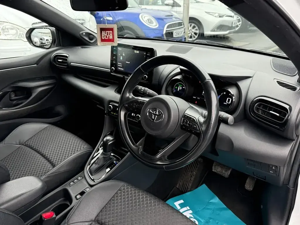 Usado Toyota Yaris Hybrid 116 HP (85 kW) 2022 Branco Citadino