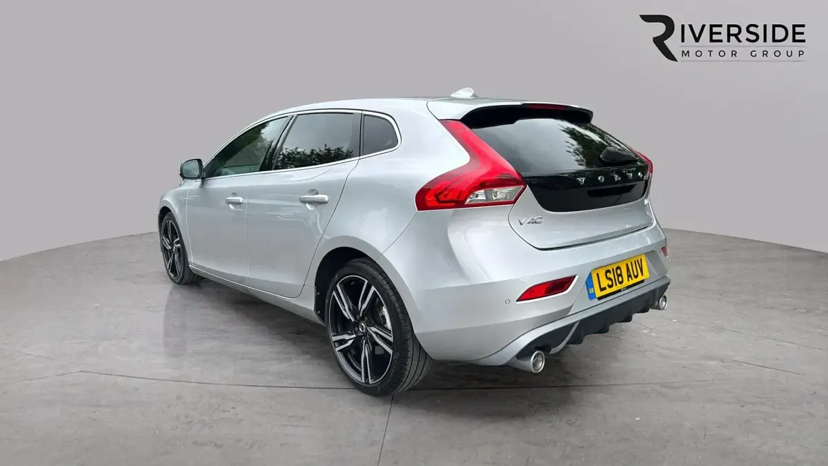 Used Volvo V40 R-Design Pro 120 HP (88 kW) 2018 Bright silver Hatchback