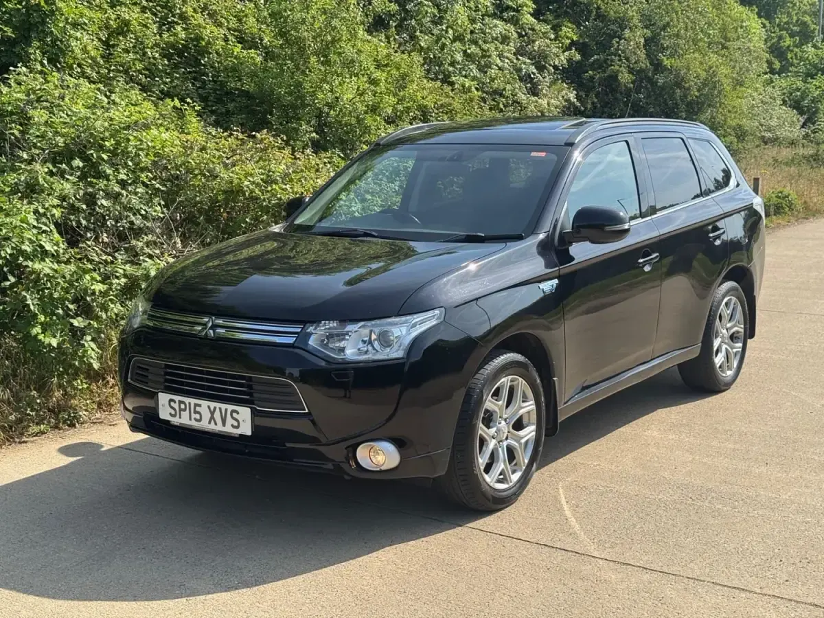 Używany Mitsubishi Outlander P-HEV 2015 Czarny Kombi