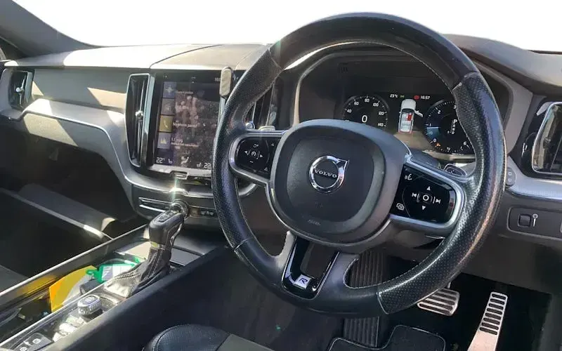 Used Volvo XC60 R-Design 235 HP (172 kW) 2019 SUV