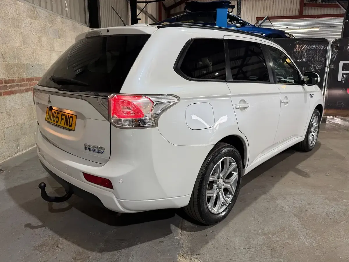 Used Mitsubishi Outlander P-HEV 200 HP (147 kW) 2015 White Estate
