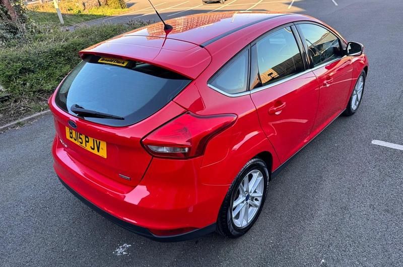 Used Ford Focus Zetec 125 HP (91 kW) 2015 Red Hatchback