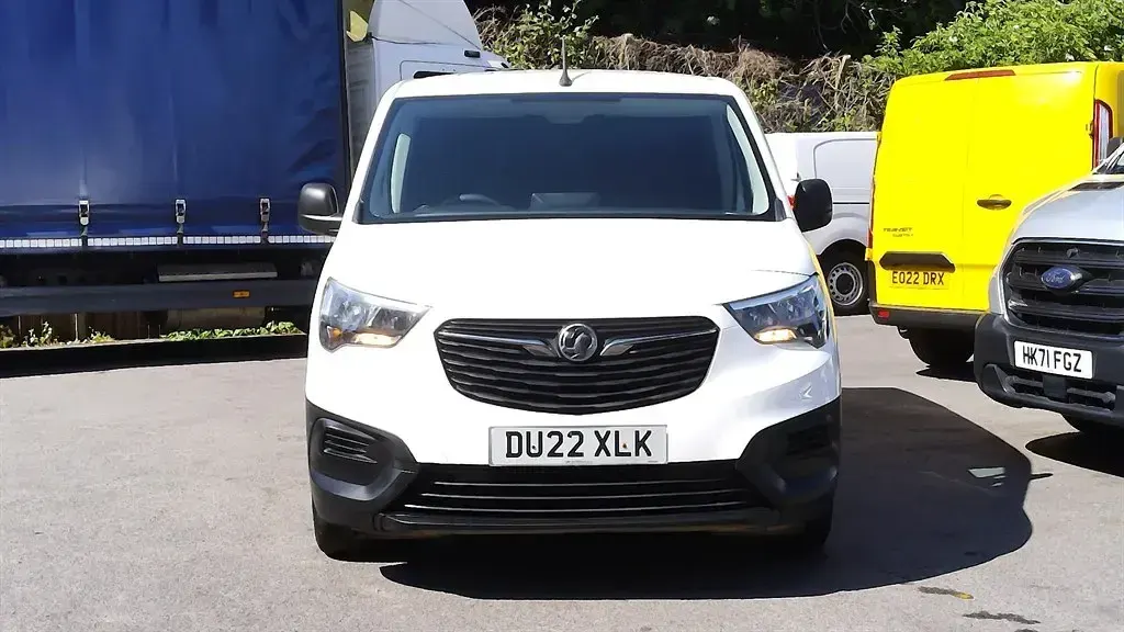 Usado Vauxhall Combo S 100 HP (73 kW) 2022 Branco Monovolume