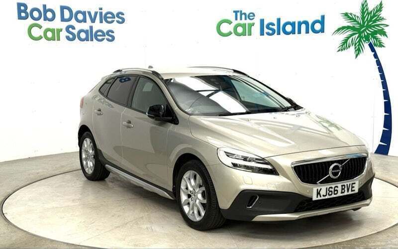 Used 2019 Volvo V40 CC Pro Estate | £10,650 - Image 1/4