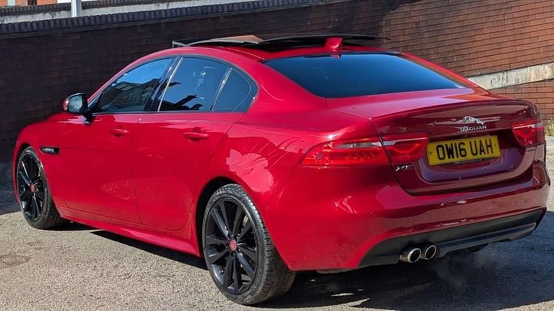 Begagnad Jaguar XE R-Sport 180 HK (132 kW) 2016 Röd Sedan