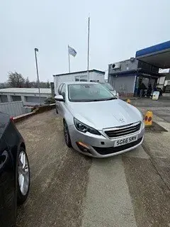 Usado Peugeot 308 Allure 120 CV (88 kW) 2016 Plateado Utilitario