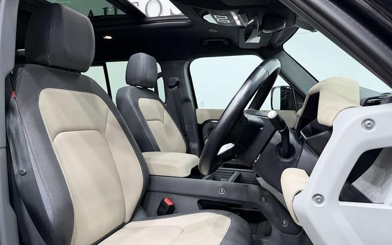 Used Land Rover Defender SE Dynamic 249 HP (183 kW) 2025 Estate