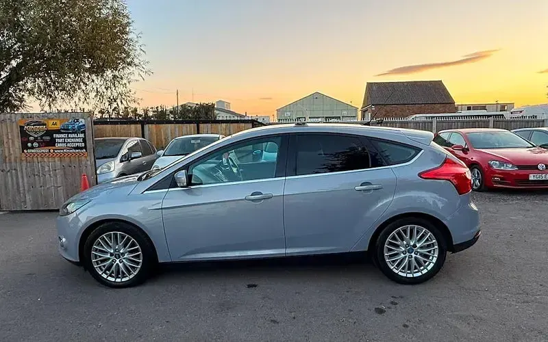 Used Ford Focus Zetec 125 HP (91 kW) 2011 Silver Hatchback