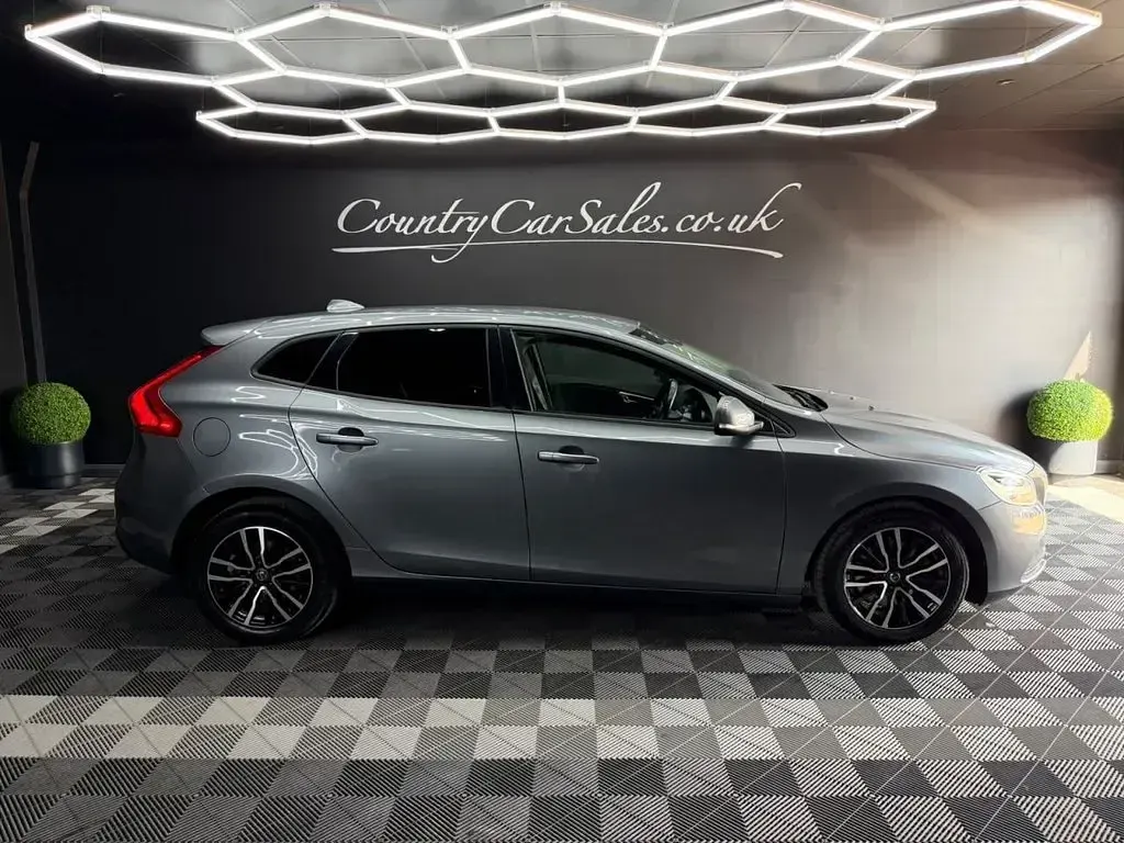 Used Volvo V40 Momentum 122 HP (89 kW) 2018 Grey Hatchback