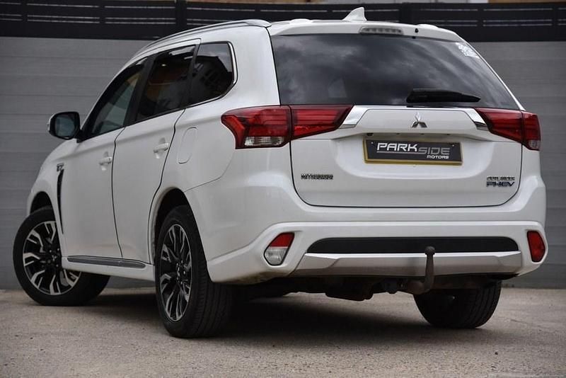 Used Mitsubishi Outlander P-HEV 200 HP (147 kW) 2017 White SUV