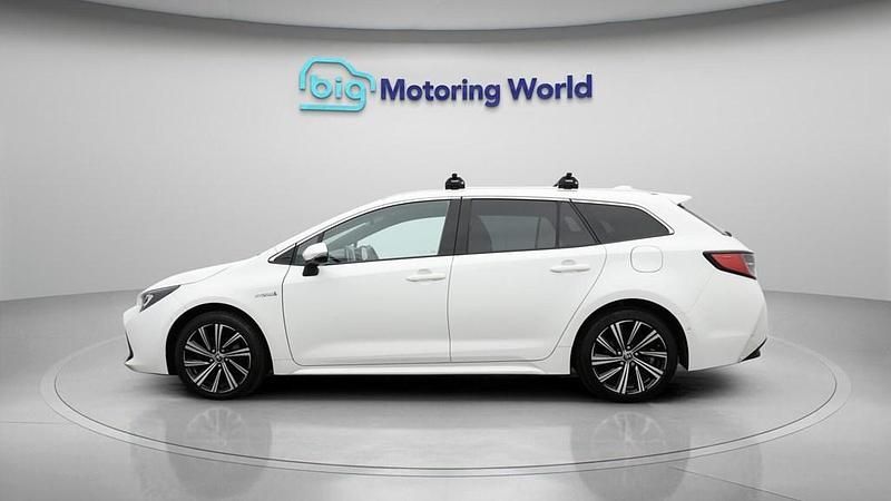Used Toyota Corolla Design 184 HP (135 kW) 2021 White Estate
