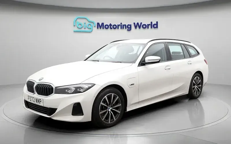 Usado BMW 330e Sport Line 292 CV (214 kW) 2023 Blanco Familiar