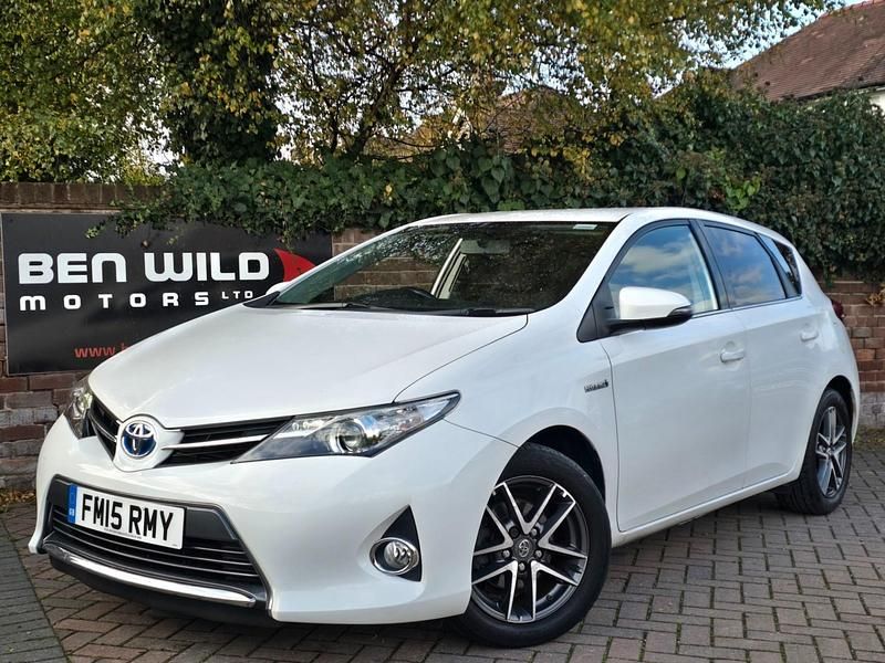 White Used 2015 Toyota Auris Hybrid Hatchback | £10,490 (Fair price) - Image 1/4