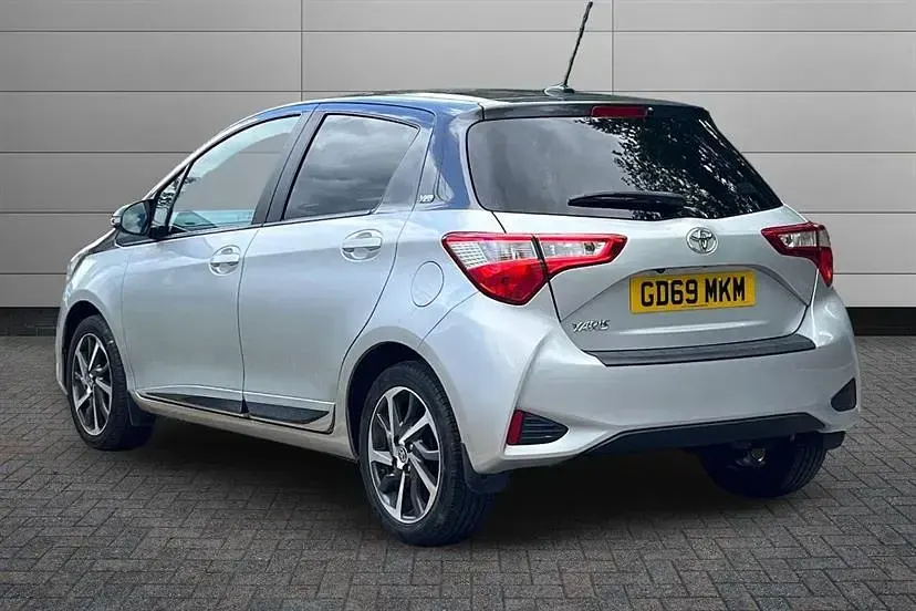Usado Toyota Yaris 111 HP (81 kW) 2020 Prateado Citadino
