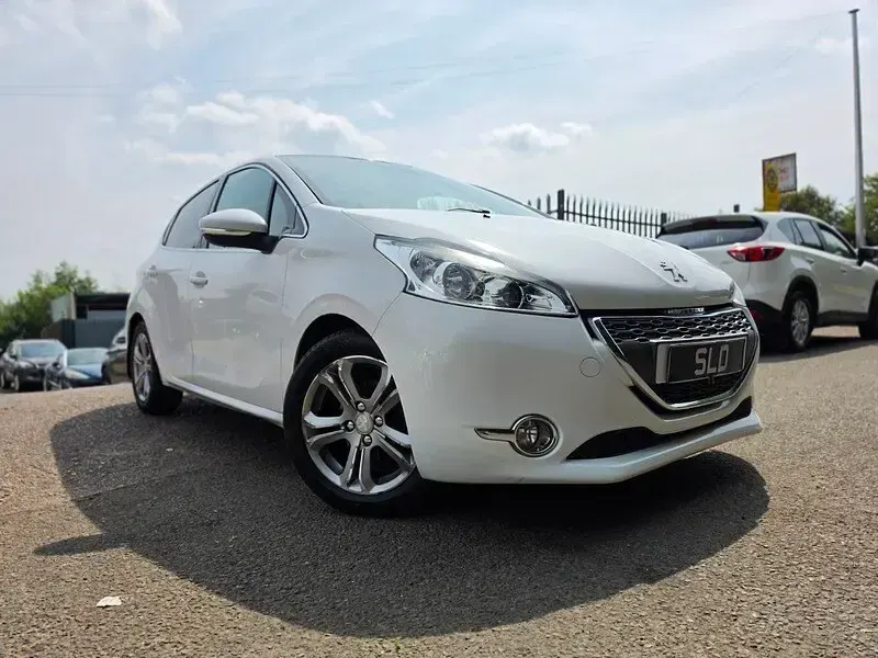 Used Peugeot 208 Allure 95 HP (69 kW) 2012 White Hatchback