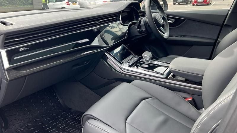 New Audi Q7 Comfort 286 HP (210 kW) 2026 Silver SUV