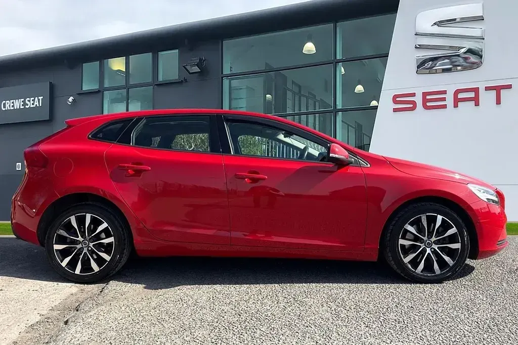 Käytetty Volvo V40 Momentum 2019 Punainen Viistoperä