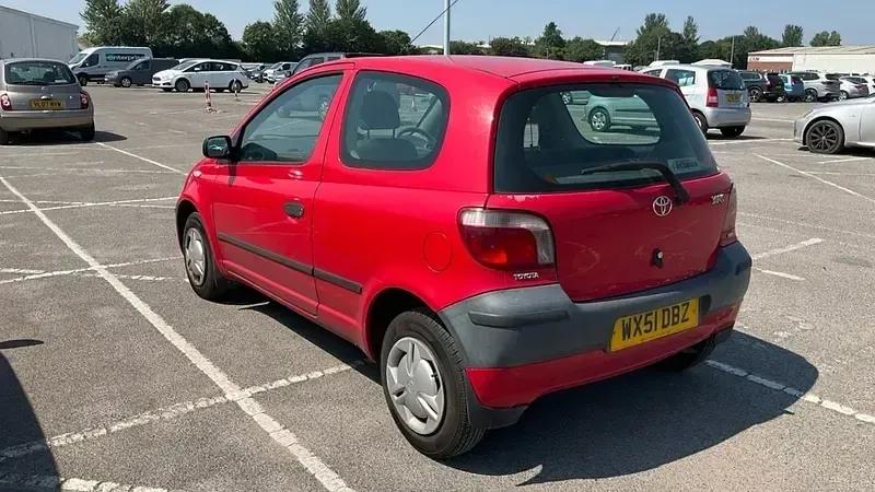 Used Toyota Yaris 68 HP (50 kW) 2001 Red Hatchback