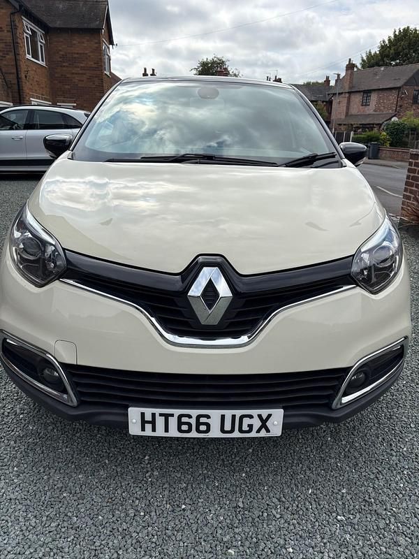 Used Renault Captur Dynamique 90 HP (66 kW) 2017 Cream/black SUV