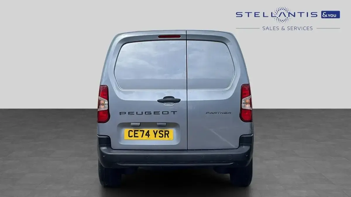 Używany Peugeot Partner S 101 KM (74 kW) 2024 Szary Minivan