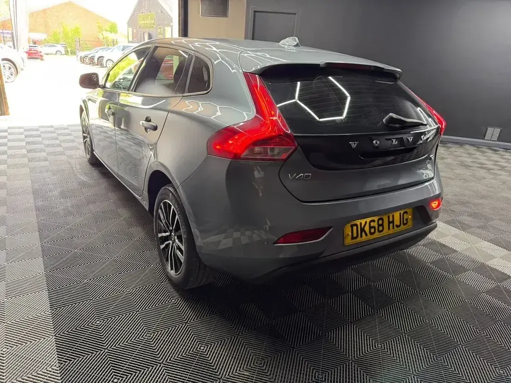 Used Volvo V40 Momentum 122 HP (89 kW) 2018 Grey Hatchback