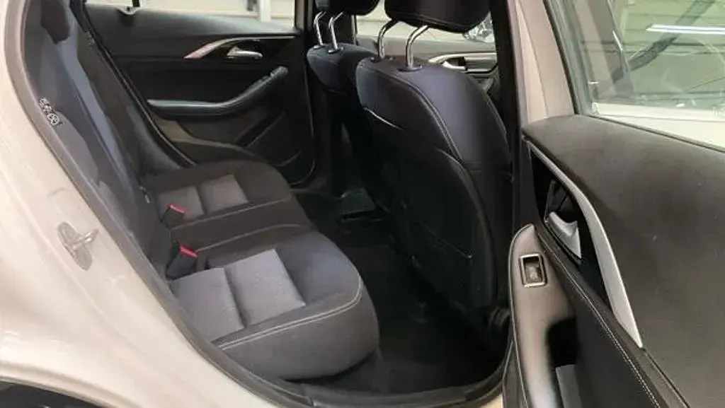 Used Infiniti Q30 170 HP (125 kW) 2018 White Hatchback