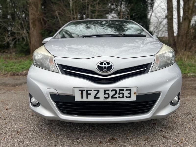 Used Toyota Yaris 99 HP (72 kW) 2014 Silver Hatchback