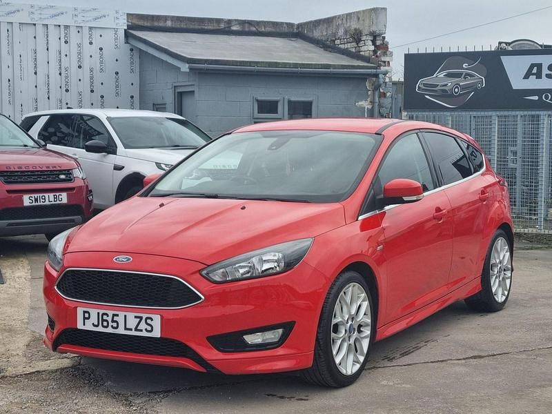 Used Ford Focus Zetec 125 HP (91 kW) 2015 Red Hatchback