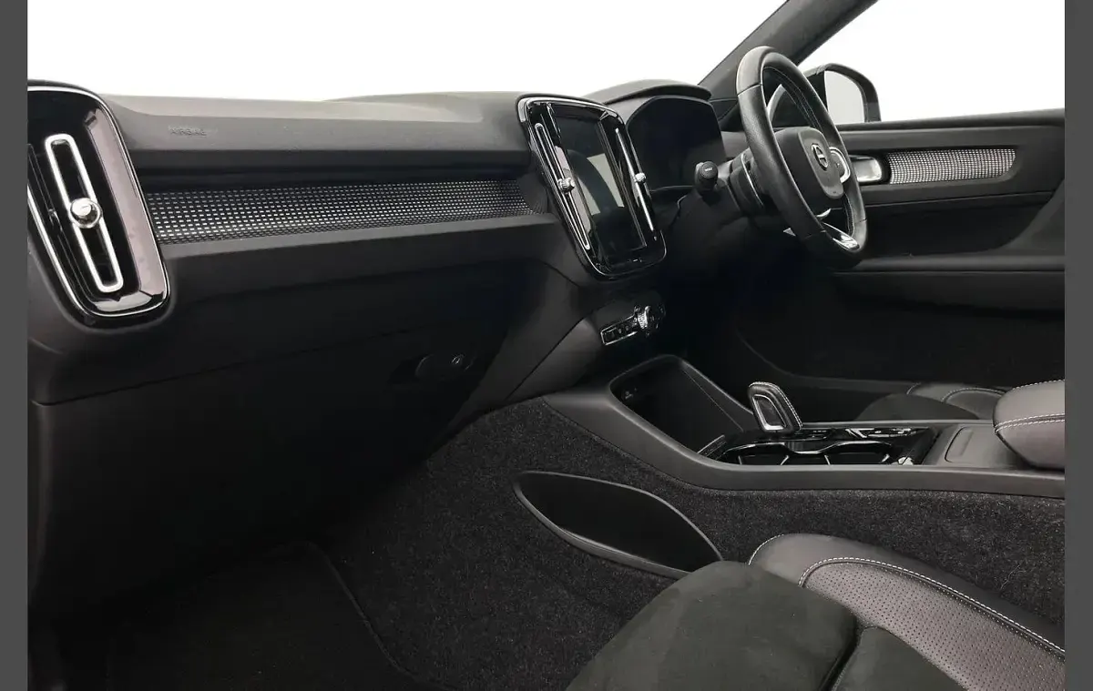 Used Volvo XC40 R-Design 161 HP (118 kW) 2019 Red SUV