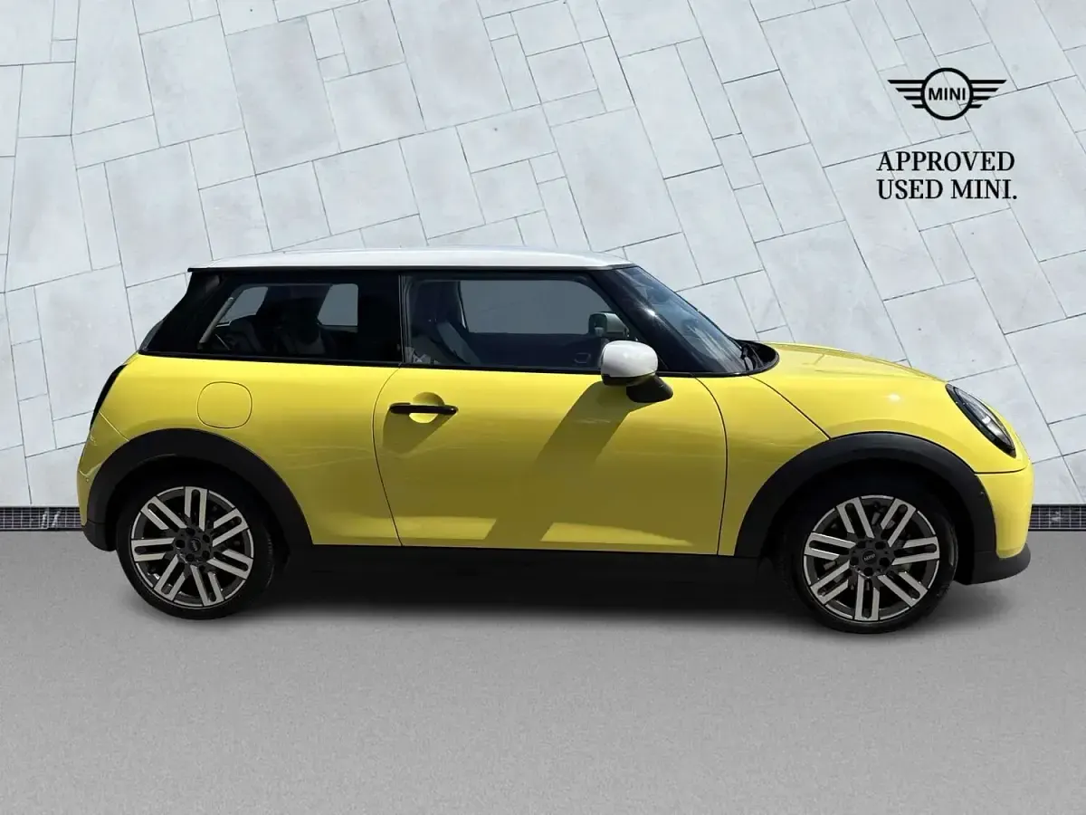 Used Mini Cooper Hatch 154 HP (113 kW) 2024 Yellow Hatchback