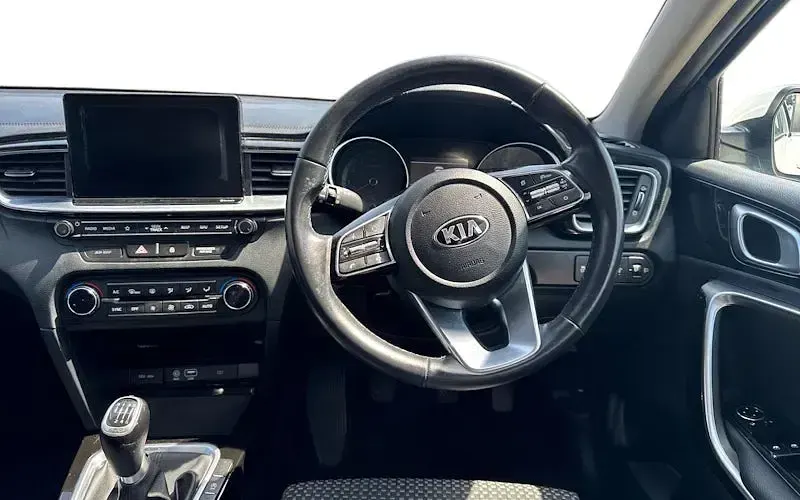 Used Kia Ceed 140 HP (102 kW) 2019 White Hatchback