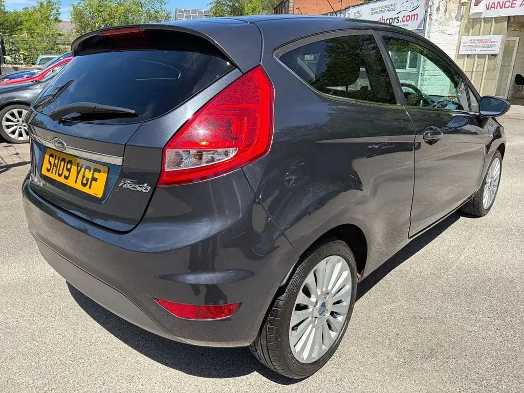 Used Ford Fiesta Titanium 96 HP (70 kW) 2009 Grey Hatchback