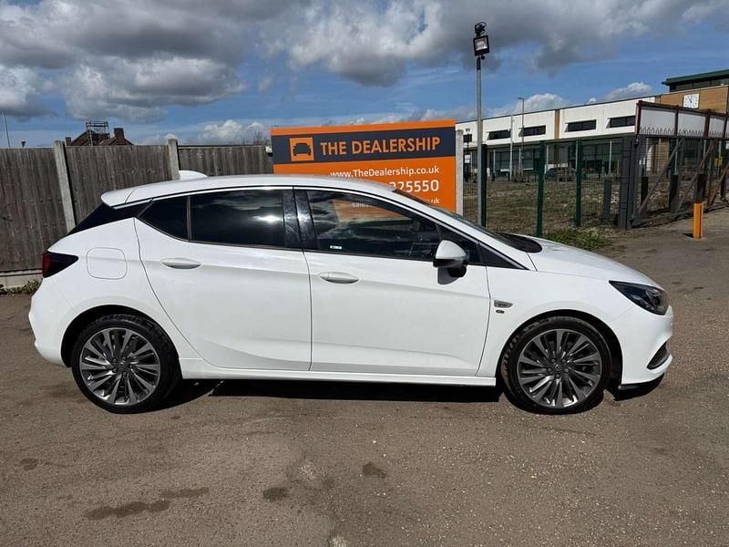 Used Vauxhall Astra Elite 160 HP (117 kW) 2017 White Hatchback
