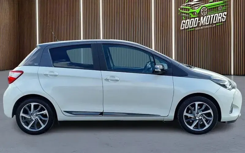 Used Toyota Yaris 111 HP (81 kW) 2019 White Hatchback